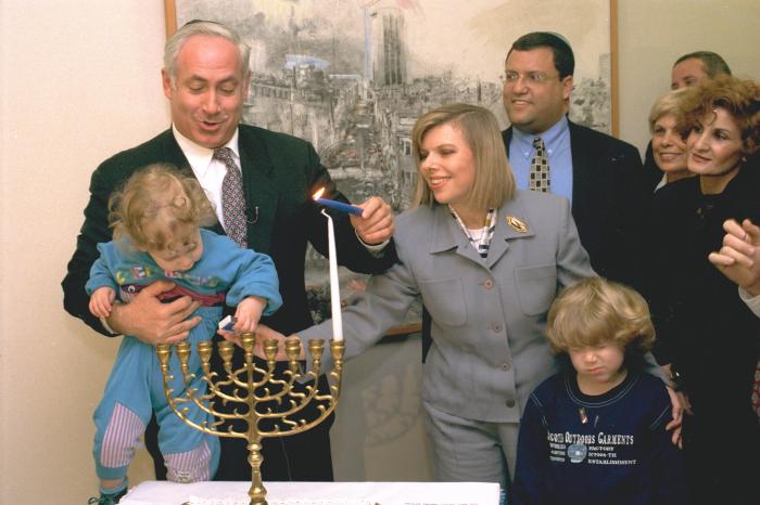 Flickr_-_Government_Press_Office_(GPO)_-_P.M._BENJAMIN_NETANYAHU_LIGHTING_HANUKA_CANDLES_WITH_HIS_WIFE_AND_SONS